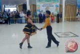 Atlet dansa Tabalong, Tata dan Ervin raih medali emas pada dansa cha cha kategori SD yang digelar hari ini. Selain medali emas, pasangan ini juga meraih medali perak di cabor yang sama dan total medali yang dibawa tim tuan rumah sebanyak enam medali. Termasuk dua medali perunggu. Foto:Antaranews Kalsel/Herlina Lasmianti/G.