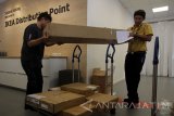 Pekerja mengangkat kardus berisi barang pesanan pelanggan saat pembukaan IKEA 'Distribution Point' di Giant Ektra, Surabaya, Jawa Timur, Selasa (10/10). Pembukaan IKEA 'Distribution Point' tersebut untuk memudahkan dan mendekatkan pelanggan di Surabaya melalui cara baru berbelanja produk perabot rumah tangga dan aksesoris IKEA secara online dengan menghemat biaya pengiriman. Antara Jatim/Moch Asim/17.