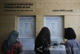 Pengunjung melihat prabotan rumah tangga melalui 'Kiosk' saat pembukaan IKEA 'Distribution Point' di Giant Ektra, Surabaya, Jawa Timur, Selasa (10/10). Pembukaan IKEA 'Distribution Point' tersebut untuk memudahkan dan mendekatkan pelanggan di Surabaya melalui cara baru berbelanja produk perabot rumah tangga dan aksesoris IKEA secara online dengan menghemat biaya pengiriman. Antara Jatim/Moch Asim/17.