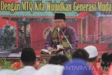 Salah satu peserta membaca Alquran saat mengikuti lomba Musabaqah Tilawatil Quran (MTQ) tingkat Nasional di halaman Masjid Cheng Hoo, Surabaya, Jawa Timur, Selasa (10/10). Perlombaan yang diikuti oleh 50 peserta dari yayasan Masjid Cheng Hoo se-Indonesia dan sejumlah pesantren tersebut mengusung tema 'Dengan MTQ Kita Wujudkan Generasi Muda Indonesia Qurani dan Berakhlakul Karimah'. Antara Jatim/Moch Asim/17.