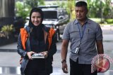 Bupati (nonaktif) Kutai Kartanegara Rita Widyasari (kiri) tiba untuk menjalani pemeriksaan di gedung KPK, Jakarta, Selasa (10/10/2017). Rita diperiksa perdana sebagai tersangka kasus korupsi terkait pemberian izin lokasi inti dan plasma perkebunan kelapa sawit di Desa Kupang Baru, Kecamatan Muara Kaman, Kalimantan Timur. (ANTARA FOTO/Sigid Kurniawan)