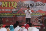 Wakil Gubernur Jawa Timur Saifullah Yusuf menyampaikan sambutan saat lomba Musabaqah Tilawatil Quran (MTQ) tingkat Nasional di halaman Masjid Cheng Hoo, Surabaya, Jawa Timur, Selasa (10/10).Perlombaan yang diikuti oleh 50 peserta dari yayasan Masjid Cheng Hoo se-Indonesia dan sejumlah pesantren tersebut mengusung tema 'Dengan MTQ Kita Wujudkan Generasi Muda Indonesia Qurani dan Berakhlakul Karimah'. Antara Jatim/Moch Asim/17.