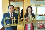 Chief Executive Officer Citi Indonesia Batara Sianturi (kiri) bersama Senior Vice President Segment Marketing Head Retail Bank Henny (kanan), pada peluncuran kampanye “Citigold On Your Terms” di Medan, Sunatera Utara, Rabu (10/10). Citigold On Your Terms berfungsi untuk menjawab berbagai perubahan tren dan prefrensi tujuan finasial nasabah melalui layanan perbankan digital untuk mengoptimalkan pertumbuhan investasi yang ditanamkan. ANTARA SUMUT/HO/17.