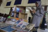 Pengunjung membaca buku karya penulis muda yang dipajang dalam pameran buku bertajuk Seribu Rasa Sejuta Aksara di Gedung Sasana Budaya, Malang, Jawa Timur, Rabu (11/10). Pameran buku dalam rangka bulan bahasa yang diperingati setiap bulan Oktober tersebut menampilkan ratusan buku karya penulis muda yang didominasi karya jenis novel, puisi dan cerpen. Antara Jatim/Ari Bowo Sucipto/uma/17.