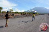 Tim gabungan menerbangkan 'drone' atau pesawat pengintai tidak berawak, di Desa Kubu, Kabupaten Karangasem, Bali, Rabu (11/10). Tim gabungan menggunakan tiga unit 