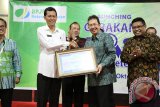 Bupati Tanah Laut H. Bambang Alamsyah menerima penghargaan dari BPJS Ketenagakerjaan, di Balalirung Tuntung Pandang Pelaihari, Rabu (11/10).  Foto:Antaranews Kalsel/Arianto/G.