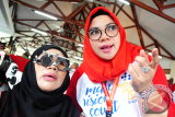 Seorang warga didampingi petugas menjalani pemeriksaan mata di stand pameran Hari Penglihatan Sedunia 2017 di Pendopo Gubernur Kalbar, Kamis (12/10). Hasil survey Kebutaan Rapid Assesment of Avoidable Blindness (RAAB) 2014-2016 di 15 provinsi di Indonesia, memperlihatkan bahwa penyebab utama gangguan penglihatan dan kebutaan adalah kelainan refraksi 10-15 persen dan katarak 70-80 persen. ANTARA FOTO/Jessica Helena Wuysang/17