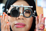 Seorang warga menjalani pemeriksaan mata di stand pameran Hari Penglihatan Sedunia 2017 di Pendopo Gubernur Kalbar, Kamis (12/10). Hasil survey Kebutaan Rapid Assesment of Avoidable Blindness (RAAB) 2014-2016 di 15 provinsi di Indonesia, memperlihatkan bahwa penyebab utama gangguan penglihatan dan kebutaan adalah kelainan refraksi 10-15 persen dan katarak 70-80 persen. ANTARA FOTO/Jessica Helena Wuysang/17