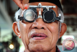 Seorang warga menjalani pemeriksaan mata di stand pameran Hari Penglihatan Sedunia 2017 di Pendopo Gubernur Kalbar, Kamis (12/10). Hasil survey Kebutaan Rapid Assesment of Avoidable Blindness (RAAB) 2014-2016 di 15 provinsi di Indonesia, memperlihatkan bahwa penyebab utama gangguan penglihatan dan kebutaan adalah kelainan refraksi 10-15 persen dan katarak 70-80 persen. ANTARA FOTO/Jessica Helena Wuysang/17