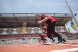 Sejumlah pelajar berlari di lintasan lapangan 'Tot Heil Onze Ribben' (THOR) disela acara peresmiannya di Surabaya, Jawa Timur, Kamis (12/10). Lapangan yang memiliki lintasan atletik berstandar internasional yang diakui International Association of Athletics Federation (IAFF) dan kapasitas penonton 1.118 tersebut akan menjadi pusat pembinaan atlet atletik di Surabaya. Antara Jatim/Moch Asim/17.