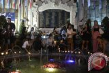 Keluarga dan kerabat korban bom Bali menyalakan lilin saat mengikuti peringatan 15 tahun tragedi bom Bali di Monumen Bom Bali, Legian, Kuta, Bali, Kamis (12/10). Peringatan tragedi terorisme yang menewaskan 202 orang tersebut dilakukan dengan pembacaan doa, tabur bunga dan penyalaan lilin oleh wisatawan, keluarga serta kerabat korban. ANTARA FOTO/Fikri Yusuf/wdy/2017