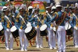 Drumband Genderang Suling Gita Jala Taruna AAL menunjukkan kemahiranya saat Upacara Hari Jadi Ke-72 Provinsi Jawa Timur di Tugu Pahlawan, Surabaya, Jawa Timur, Kamis (12/10). Upacara yang diikuti pelajar, TNI, Polri, dan jajaran instansi pemerintahan setempat tersebut dalam rangka memperingati Hari Jadi Ke-72 Provinsi Jawa Timur dengan tema Peningkatan Sumber Daya Manusia lewat Pendidikan Kejuruan sebagai Solusi Menuju Jawa Timur Mandiri dan Berdaya Saing Global. Antara Jatim/Didik Suhartono/mas/17.