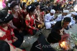 Sejumlah penari Tayub berdoa saat prosesi sedekah bumi di Punden Suko-suko, Desa Sukorejo, Kediri, Jawa Timur, Kamis (12/10). Tradisi Sedekah Bumi menjelang berakhirnya bulan Suro (penanggalan Jawa) tersebut sebagai tolak bala sekaligus perwujudan rasa syukur kepada Tuhan Yang Maha Kuasa atas rejeki yang berlimpah. Antara Jatim/Prasetia Fauzani/mas/17.