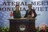 Menteri Pertahanan Ryamizard Ryacudu (kanan) bersama Menteri Pertahanan Republik Sosialis Vietnam Jenderal Ngo Xuan Lich (kiri) berjabat tangan seusai menandatangani 'Joint Vision' dalam pertemuan bilateral antara Indonesia dan Vietnam di Kantor Kementerian Pertahanan, Jakarta, Jumat (13/10). Dalam pertemuan bilateral tersebut dibahas beberapa hal diantaranya mengenai kegiatan Forum Dialog Strategis Pertahanan dan Angkatan Bersenjata, kerja sama bidang pendidikan dan latihan, kerja sama bidang 'Peace-Keeping Operation' dan penjajakan kerja sama bidang perindustrian senjata serta mendiskusikan isu yang menjadi perhatian bersama seperti stabilitas dan keamanan di Laut Cina Selatan. ANTARA FOTO/Aprillio Akbar/wdy/17