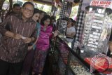 Menteri Koperasi dan UKM Anak Agung Gede Ngurah Puspayoga (kiri) meninjau anjungan pameran perajin perhiasan saat membuka 'Celuk Jewellery Festival 2017' di Desa Celuk, Gianyar, Bali, Jumat (13/10). Celuk Jewellery Festival 2017 digelar sebagai ajang promosi dan penjualan hasil karya seni kerajinan khususnya perhiasan perak dan emas yang diproduksi masyarakat Desa Celuk. ANTARA FOTO/Fikri Yusuf/wdy/2017