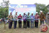 Bupati Tanah Laut H. Bambang Alamsyah meresmikan dimulainya pembangunan Pembangkit Listrik Tenaga Bayu (PLTB), di Kecamatan Panyipatan, Kamis (12/10). Foto:Antaranews Kalsel/Arianto/G.