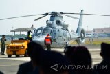 Marshalling Pesawat menyiapkan Heli Panther AS 565 Mbe HS-4204 usai peresmian dan serah terima pesawat di Base Ops Pangkalan Udara TNI AL Juanda, Sidoarjo, Jawa Timur, Jumat (13/10). Helikopter Panther AS 565 Mbe merupakan Helicopter Naval Version buatan Airbus Helicopter yang mampu melaksanakan operasi laut dan mendarat di kapal perang dan sebagai helikopter Anti Kapal Selam dibawah komando di Skuadron 400 wing udara 1 Puspenerbal. Antara Jatim/Umarul Faruq/uma/17