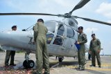 Sejumlah pilot menyiapkan Heli Panther AS 565 Mbe HS-4203 usai peresmian dan serah terima pesawat di Base Ops Pangkalan Udara TNI AL Juanda, Sidoarjo, Jawa Timur, Jumat (13/10). Helikopter Panther AS 565 Mbe merupakan Helicopter Naval Version buatan Airbus Helicopter yang mampu melaksanakan operasi laut dan mendarat di kapal perang dan sebagai helikopter Anti Kapal Selam dibawah komando di Skuadron 400 wing udara 1 Puspenerbal. Antara Jatim/Umarul Faruq/uma/17