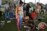 Seniman melukis tubuh model saat mengikuti kontes 'Body Painting' ajang rangkaian dari Pesona Mandiri Nusa Dua Fiesta 2017, di Badung, Bali, Sabtu (14/10). Kegiatan yang diikuti puluhan model para mahasiswa asing yang sedang menjalani pendidikan di Bali tersebut digelar sebagai ajang kreativitas seniman lukis tubuh sekaligus untuk mempromosikan pariwisata Bali kepada wisatawan melalui seni. ANTARA FOTO/Fikri Yusuf/wdy/2017