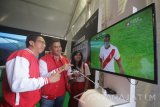 GM Sales Telkomsel Region Jawa Timur Cheppy Djakaria (tengah) bersama GM Digital Product Area Expansion Telkomsel Jawa-Bali Heribertus Budi Aryanto (kiri) menyaksikan siaran pertandingan sepak bola melalui SuperSoccer TV disela acara Telkomsel Maxcited 2017 di Malang, Jawa Timur, Sabtu (14/10). Kegiatan Telkomsel Maxcited yang mengusung tema 'Sing, Watch and Play' merupakan festival hiburan yang digelar untuk memberikan apresiasi dan menyerap aspirasi pelanggan Telkomsel, khusunya dalam layanan digital. Antara Jatim/Moch Asim/17.