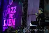 Musisi Fariz RM saat tampil dalam 'Jazz de Ijen' di Kecamatan Ijen, Bondowoso, Jawa Timur, Sabtu (14/10) malam. Pergelaran jazz tersebut untuk menarik wisatawan domestik berkunjung ke kawasan wisata Gunung Ijen. Antara Jatim/Seno/uma/17.