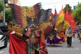 Peserta pawai mengenakan busana karnaval mengikuti pawai budaya di Kota Madiun, Jawa Timur, Minggu (15/10). Ratusan orang peserta mengikuti pawai budaya dalam rangka memeriahkan bersih desa Kelurahan Nambangan Lor Kota Madiun. Antara Jatim/Siswowidodo/uma/17