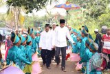 Bupati Tanah Laut H. Bambang Alamsyah disambut tarian Sinoman Hadrah, sebelum acara pembukaan Khataman Massal Santri TPA BKPRMI Kecamatan Panyipatan, Sabtu (14/10). Foto:Antaranews Kalsel/Arianto/G.