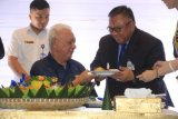 Gubernur Kaltim Awang Faroek Ishak menyerahkan potongan tumpeng kepada Direktur Utama BPD Kaltim Zainuddin Fanani saat acara syukuran HUT ke-52 BPD Kaltim di Samarinda, Senin (16/10/2017). (ANTARA Kaltim/Seno-Humasprov Kaltim)