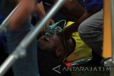 Penjaga gawang Persela Lamongan Choirul Huda mendapatkan perawatan medis saat laga melawan Semen Padang dalam lanjutan Gojek Traveloka Liga 1 di Stadion Surajaya Lamongan, Jawa Timur, Minggu (15/10). Choirul Huda meninggal dunia karena mengalami cedera usai berbenturan dengan rekan setimnya Ramon Rodrigues pada laga tersebut. Antara Jatim/Rahbani Syahputra/mrh/uma/17