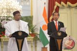 Presiden Joko Widodo (kanan) dan Presiden Republik Niger Issoufou Mahamadou (kiri) memberikan keterangan kepada wartawan seusai melakukan pertemuan bilateral di Istana Merdeka, Jakarta, Senin (16/10). Presiden Jokowi dan Issoufou Mahamadou melakukan pertemuan bilateral dan menyepakati kerja sama di bidang ekonomi, pemberian visa gratis bagi pejabat dan pemegang paspor diplomatik serta sejumlah kerja sama lainnya. ANTARA FOTO/Wahyu Putro A/wdy/2017