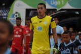 Penjaga gawang Persela Lamongan Choirul Huda (tengah) memasuki lapangan sebelum pertandingan melawan Semen Padang dalam lanjutan Gojek Traveloka Liga 1 di Stadion Surajaya Lamongan, Jawa Timur, Minggu (15/10). Choirul Huda meninggal dunia setelah sempat tak sadarkan diri karena mengalami benturan atau tabrakan dengan rekan setimnya, Ramon Rodrigues. Persela Lamongan menang atas Semen Padang FC dengan skor 2-0. Antara Jatim/Rahbani Syahputra/mrh/uma/17.