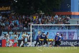 Penjaga gawang Persela Lamongan Choirul Huda ditandu petugas kesehatan ketika bertanding melawan Semen Padang dalam lanjutan Gojek Traveloka Liga 1 di Stadion Surajaya Lamongan, Jawa Timur, Minggu (15/10). Persela Lamongan menang atas Semen Padang FC dengan skor 2-0. Antara Jatim/Rahbani Syahputra/MRH/uma/17