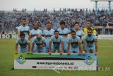 Kesebelasan Persela Lamongan berfoto sebelum pertandingan melawan Semen Padang dalam lanjutan Gojek Traveloka Liga 1 di Stadion Surajaya Lamongan, Jawa Timur, Minggu (15/10). Choirul Huda meninggal dunia setelah sempat tak sadarkan diri karena mengalami benturan atau tabrakan dengan rekan setimnya, Ramon Rodrigues. Persela Lamongan menang atas Semen Padang FC dengan skor 2-0. Antara Jatim/Rahbani Syahputra/mrh/uma/17.