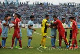 Pesepak bola Persela Lamongan berjabat tangan dengan pesepak bola Semen Padang dalam lanjutan Gojek Traveloka Liga 1 di Stadion Surajaya Lamongan, Jawa Timur, Minggu (15/10).Choirul Huda meninggal dunia setelah sempat tak sadarkan diri karena mengalami benturan atau tabrakan dengan rekan setimnya, Ramon Rodrigues. Persela Lamongan menang atas Semen Padang FC dengan skor 2-0. Antara Jatim/Rahbani Syahputra/MRH/uma/17