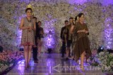 Model memeragakan busana di atas panggung saat digelar Spectacular Aston Wedding Exhibition 2017 di Hotel Aston Madiun, Jawa Timur, Minggu (15/10). Wedding Expo yang diikuti 24 vendor pernikahan dari sejumlah daerah di Jawa Timur dan Jawa Tengah dimaksudkan untuk memberikan informasi vendor pernikahan kepada masyarakat yang ingin menggelar pesta pernikahan. Antara Jatim/Siswowidodo/mas/17.