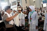 Kapolda Jawa Timur Irjen Pol Machfud Arifin (kiri) akan menyematkan serban pada perwakilan peserta lomba dai dan daiyah 3000 pondok pesantren se-Jawa Timur disela-sela pembukaan di Masjid Al-Akbar Surabaya, Jawa Timur, Selasa (17/10). Lomba Dai dan Daiyah ini dilaksanakan mulai tanggal 18 Oktober sampai dengan 8 November 2017 yang dilaksanakan di masing masing Polres Jajaran Polda Jatim. Antara Jatim/M Risyal Hidayat/uma/17