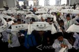 Sejumlah peserta lomba dai dan daiyah 3000 pondok pesantren se-Jawa Timur membentangkan serban disela-sela pembukaan di Masjid Al-Akbar Surabaya, Jawa Timur, Selasa (17/10). Lomba Dai dan Daiyah ini dilaksanakan mulai tanggal 18 Oktober sampai dengan 8 November 2017 yang dilaksanakan di masing masing Polres Jajaran Polda Jatim. Antara Jatim/M Risyal Hidayat/uma/17