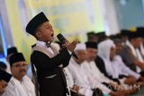 Dai Cilik Muhammad Alvian Darmawan menyampaikan tausiyah dihadapan peserta lomba dai dan daiyah 3000 pondok pesantren se-Jawa Timur disela-sela pembukaan di Masjid Al-Akbar Surabaya, Jawa Timur, Selasa (17/10). Lomba Dai dan Daiyah ini dilaksanakan mulai tanggal 18 Oktober sampai dengan 8 November 2017 yang dilaksanakan di masing masing Polres Jajaran Polda Jatim. Antara Jatim/M Risyal Hidayat/uma/17