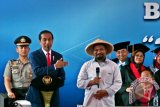 Presiden Joko Widodo (kedua kiri) berdialog dengan seorang petani bawang asal Magelang, Fathul Hakim, saat memberikan orasi ilmiah pada acara Dies Natalis ke-60 Universitas Diponegoro (Undip), di Semarang, Jawa Tengah, Selasa (17/10). Presiden menegaskan tentang pentingnya peran perguruan tinggi dalam situasi perkembangan global yang begitu dinamis untuk mengantisipasi dan mempersiapkan langkah dan antisipasinya. ANTARA FOTO/R. Rekotomo/wdy/2017.