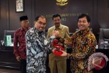 Gubernur Sumut Tengku Erry Nuradi (tengah) bersama anggota Wantimpres yang juga Dewan Pengarah Rembuk Nasional Sidarto Danusubroto (kiri) menyaksikan Ketua Panitia Rembuk Nasional Firdaus Ali (kiri kedua) memberikan cinderamata kepada Rektor USU Runtung Sitepu (kanan) pada pertemuan Rembuk Daerah di Universitas Sumatera Utara (USU), Medan, Sumatra Utara, Selasa (17/10). Rembuk yang mengangkat tema "Reforma Agraria Mengakselerasi Agenda Nawacita" ini mendiskusikan permasalahan pertanahan di wilayah Sumut untuk selanjutnya disampaikan kepada presiden pada acara puncak Rembuk Nasional pada 23 Oktober 2017 mendatang di Jakarta. ANTARA SUMUT/Septianda Perdana/17