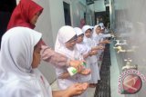 Sejumlah siswa mencuci tangan dengan sabun cair di SD Insan Kamil, Bogor, Jawa Barat, Senin (16/10/17). Kegiatan yang diikuti ratusan siswa tersebut selain dalam rangka Hari Cuci Tangan Pakai Sabun Sedunia yang diperingati setiap 15 Oktober, juga untuk menanamkan sejak dini perilaku hidup bersih dan sehat agar mengurangi resiko penularan penyakit. (ANTARA FOTO/Arif Firmansyah).