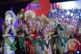 Peserta pemilihan Inong (perempuan) Duta Wisata Aceh 2017 berjalan beriringan pada malam penobatan di Banda Aceh, Aceh, Senin (16/10). Pemilihan Agam dan Inong Duta Wisata Aceh 2017 diikuti 46 peserta yang mewakili 23 kabupaten/kota di Aceh. Pemenang ajang ini akan diikutsertakan pada tingkat Nasional di Nusa Tenggara Timur pada November 2017 mendatang. (ANTARA FOTO/Irwansyah Putra/kye/17)