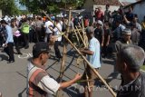 Warga menghadang petugas dari Kepolisian dan PT Kereta Api Indonesia (KAI) menggunakan blokade jalan saat akan melakukan eksekusi rumah yang merupakan aset milik PT KAI di Kota Madiun, Jawa Timur, Rabu (18/10). PT KAI mengeksekusi rumah sewa tersebut karena tidak memenuhi kewajibannya sebagai penyewa. Antara Jatim/Siswowidodo/uma/17