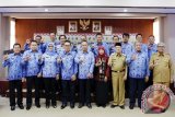 Wakil Gubernur Lampung Bachtiar Basri (tengah) pada acara penandatanganan perjanjian kerja sama pelaksanaan Program Penanggulangan Kemiskinan dengan perintah kabupaten/kota se-Provinsi Lampung tahun 2017. (ANTARA FOTO/Humas Pemprov Lampung).