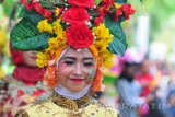 Pelajar putri mengenakan batik khas Pamekasan saat mengikuti kirab budaya di Pamekasan, Jawa Timur, Rabu (18/10). Kegiatan tersebut dalam rangka menyambut hari jadi ke-478 Kabupaten Pamekasan. Antara Jatim/Saiful Bahri/mas/17.
