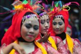 Pelajar membawakan tarian 'Neng-Senengan' saat kirab budaya di Pamekasan, Jawa Timur, Rabu (18/10). Tarian yang menggambarkan keceriaan gadis Madura bersama teman-temannya itu dalam rangka menyambut hari jadi ke-478 Kabupaten Pamekasan. Antara Jatim/Saiful Bahri/mas/17.