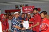 Ketua Dewan Pimpinan Aceh Partai Aceh Muzakir Manaf (kedua kanan) menyerahkan dokumen kepada Ketua Komisi Independen Pemilihan (KIP) Aceh Ridwan Hadi (kiri) pada hari terakhir pendaftaran Partai Politik Lokal Peserta Pemilu Tahun 2019 di Banda Aceh, Aceh, Senin (17/10). Hingga hari terakhir dibukanya pendaftaran di KIP Aceh, tercatat sebanyak enam partai lokal telah mendaftar sebagai peserta Pemilu 2019, beberapa di antaranya merupakan partai lokal baru, yakni Partai Islam Aceh, Partai Suara Independen Rakyat Aceh (SIRA), Partai Generasi Aceh Bwusaboh Thaat dan Taqwa (Gabthat), dan Partai Damai Aceh (PDA). (ANTARA FOTO/Ampelsa/kye/17)