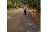Pemkab Barut Perbaiki Jalan di Desa Nihan