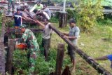 Koramil 1707-12/Sawa Erma bantu masyarakat perbaiki jalan kampung