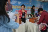 Karyawan perusahaan penyedia lowongan kerja memberi informasi kepada pencari kerja saat Job Fair 2017 di Taman Kota Lumintang Denpasar, Kamis (19/10). Bursa kerja yang berlangsung selama tiga hari tersebut diikuti puluhan perusahaan berbagai bidang dengan menyediakan ratusan lowongan kerja di dalam dan di luar negeri untuk menekan angka pengangguran. ANTARA FOTO/Wira Suryantala/wdy/2017.